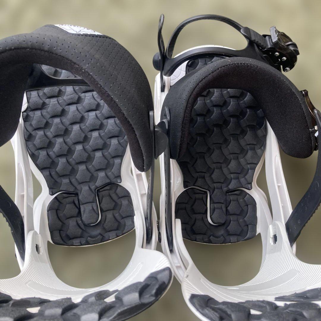 ほぼ新品SALOMONサロモンRHYTHM スノーボードビンディングMサイズ