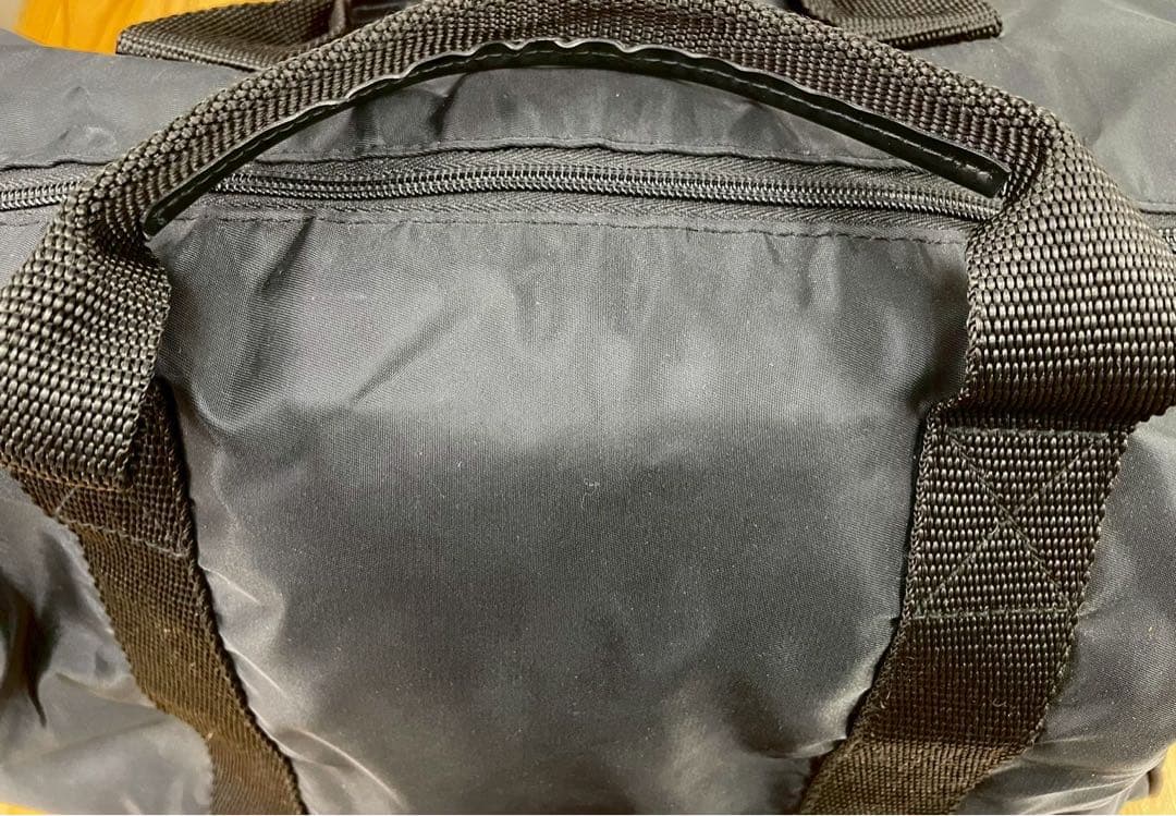 人気✨プラダ　ナイロン　ボストンバッグ　旅行用　三角プレート　ショルダー付き