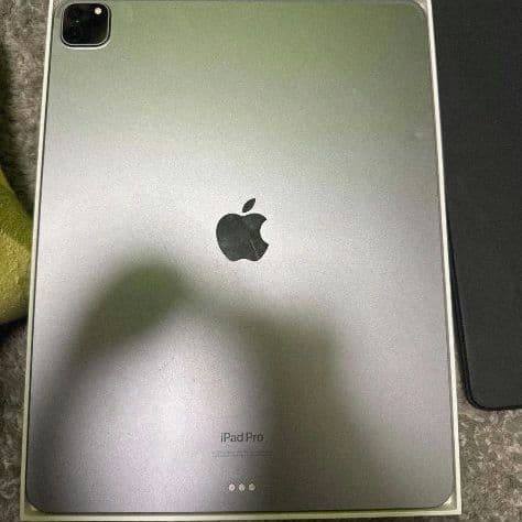 iPad Pro 12.9インチ（第6世代）＋おまけ付き