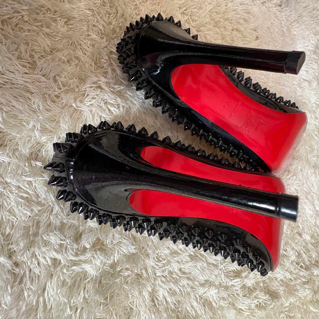 クリスチャンルブタン スタッズ ポインテッドトゥ ハイヒール エナメル 黒