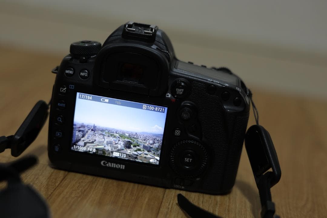 Canon EOS 5D Mark IV 本体と付属品