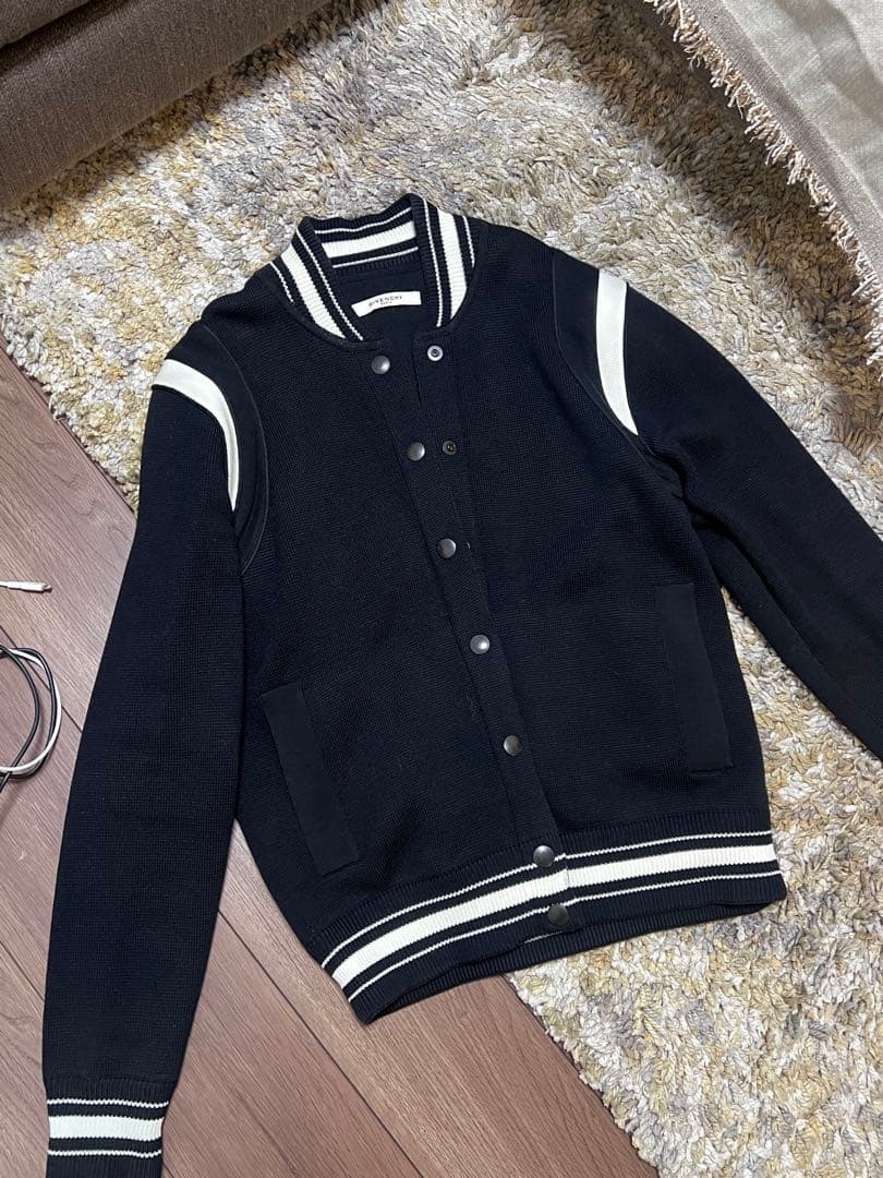 GIVENCHY ブラックスタジャン