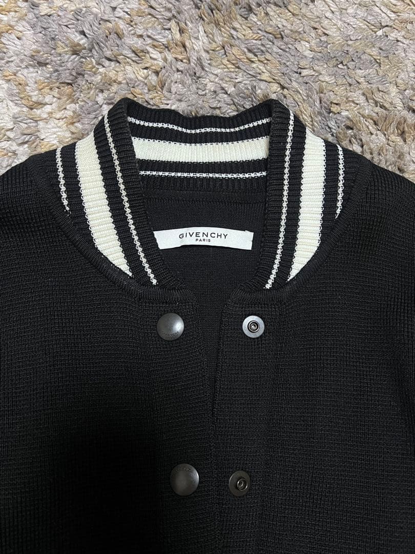 GIVENCHY ブラックスタジャン