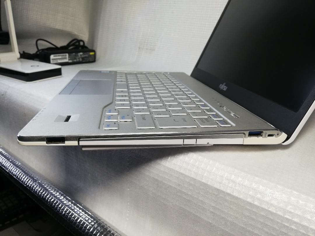 富士通 LIFEBOOK SH75/W高解像度 windows11/office