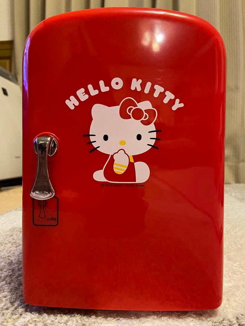 新品未使用、Hello Kitty ミニ冷蔵庫。保温機能付き。