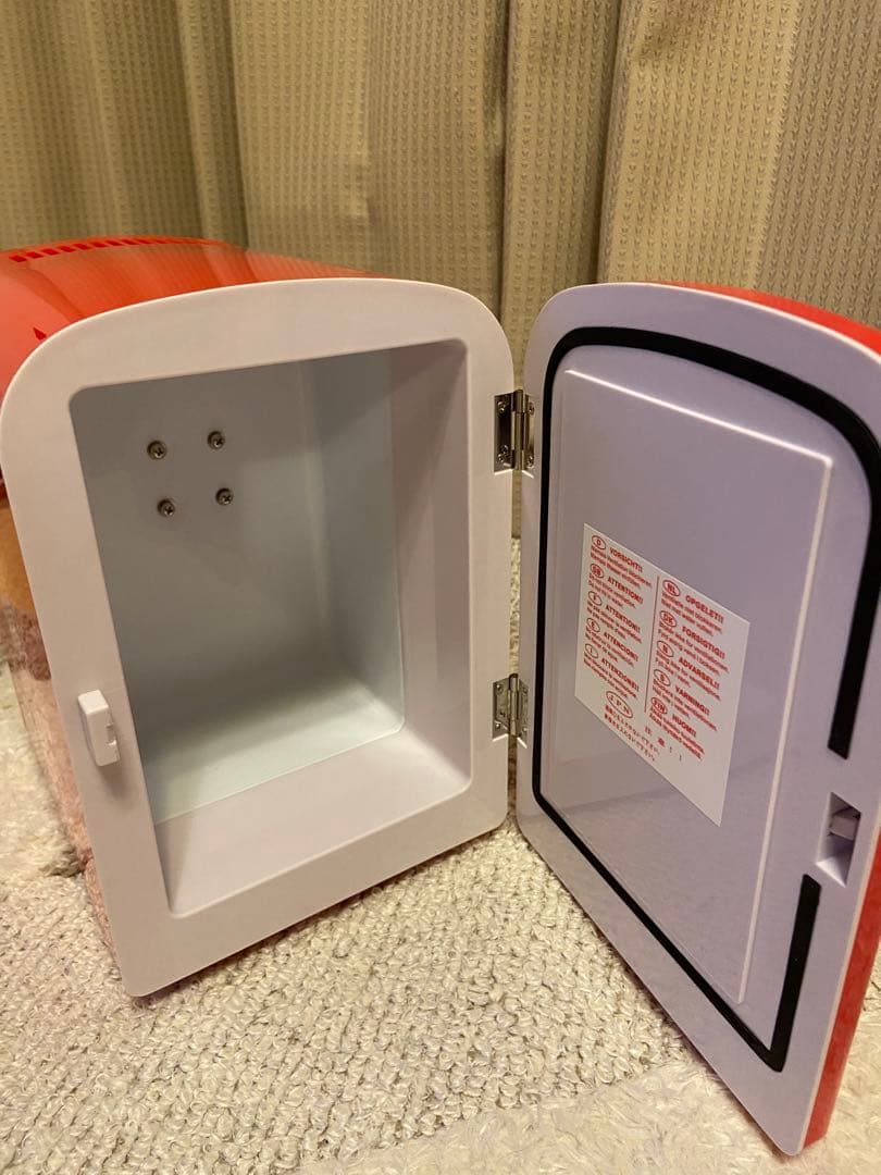 新品未使用、Hello Kitty ミニ冷蔵庫。保温機能付き。