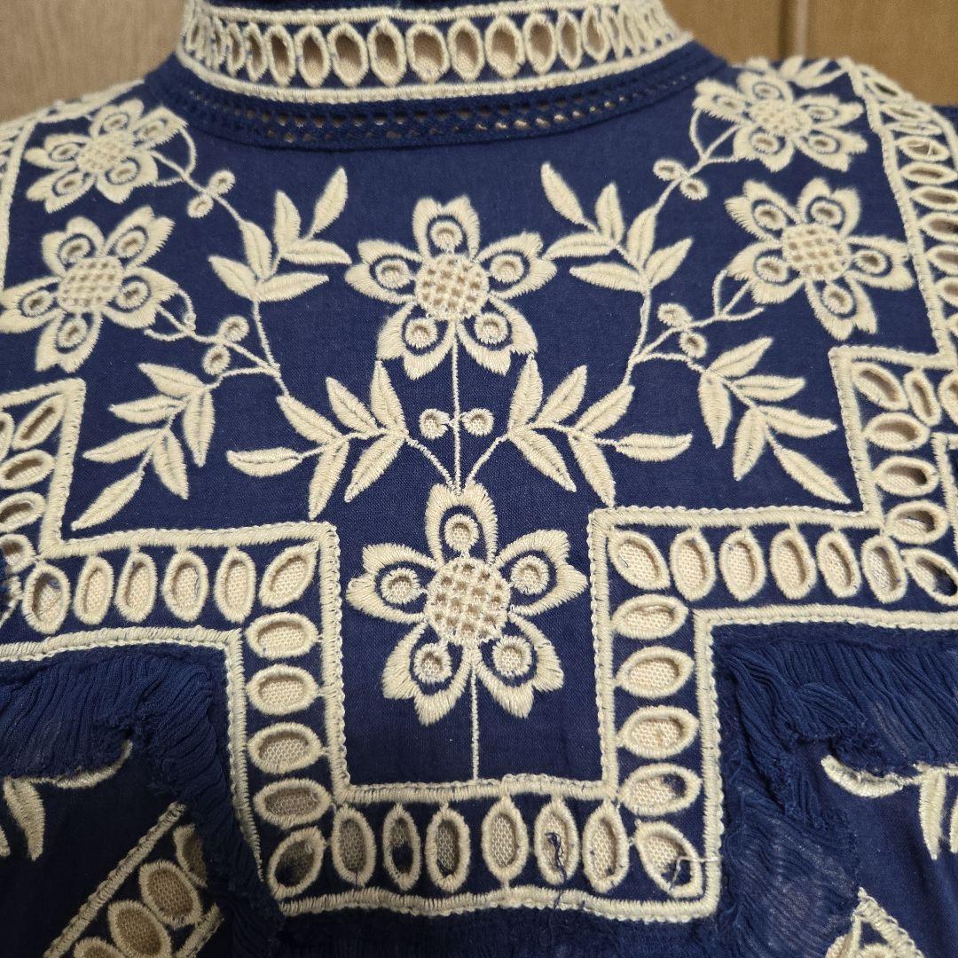 シーニューヨーク 刺繍入りネイビー長袖ブラウス