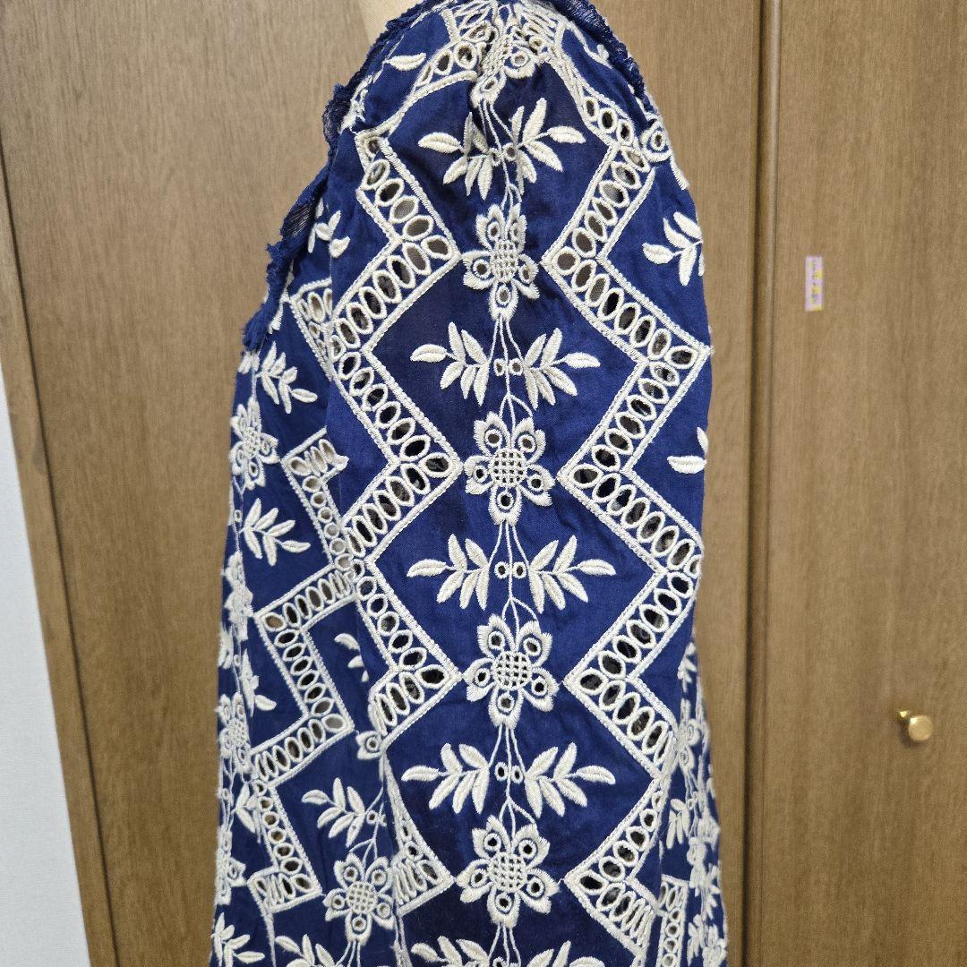 シーニューヨーク 刺繍入りネイビー長袖ブラウス