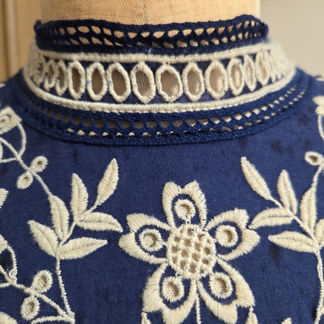 シーニューヨーク 刺繍入りネイビー長袖ブラウス