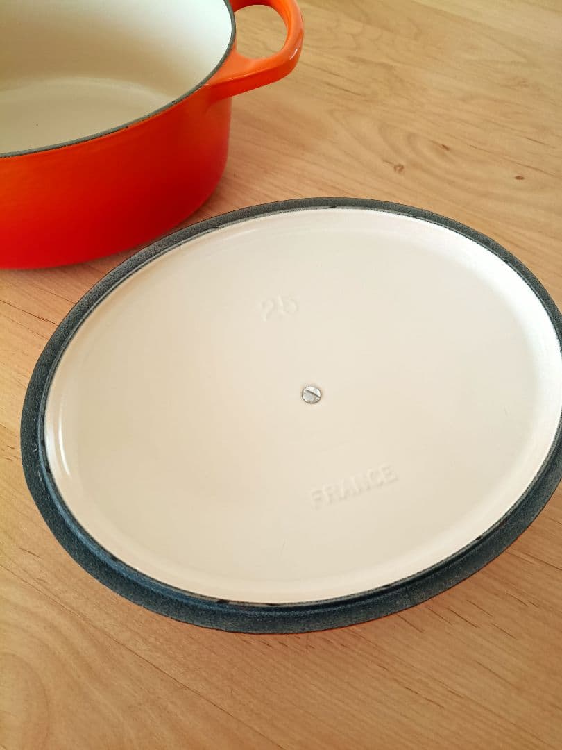 ル・クルーゼ シグニチャー ココット・オーバル 日本正規品と、おまけ 笑