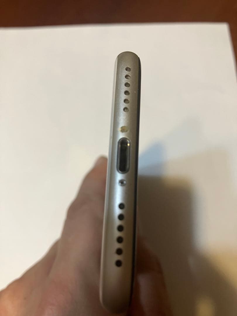 iPhoneSE 第三世代スターライト 64GB SIMフリー バッテリー76%