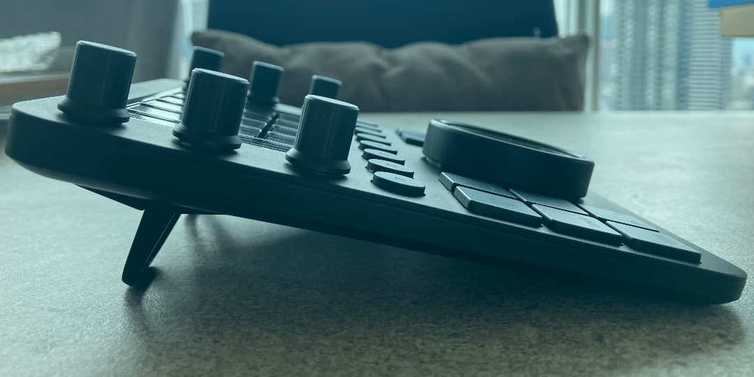 Loupedeck CT(スタンド付き)　左手デバイス　動画・写真編集など