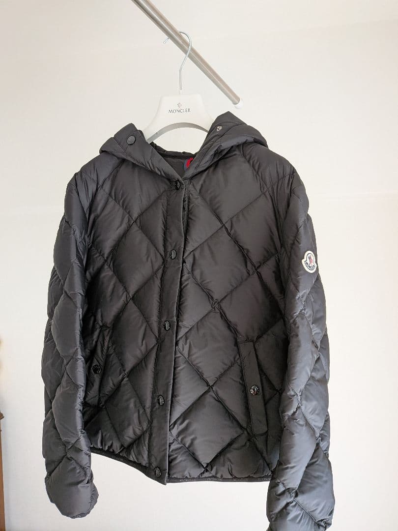 三越本店購入　Moncler ダウン　黒色　フード付き　美品