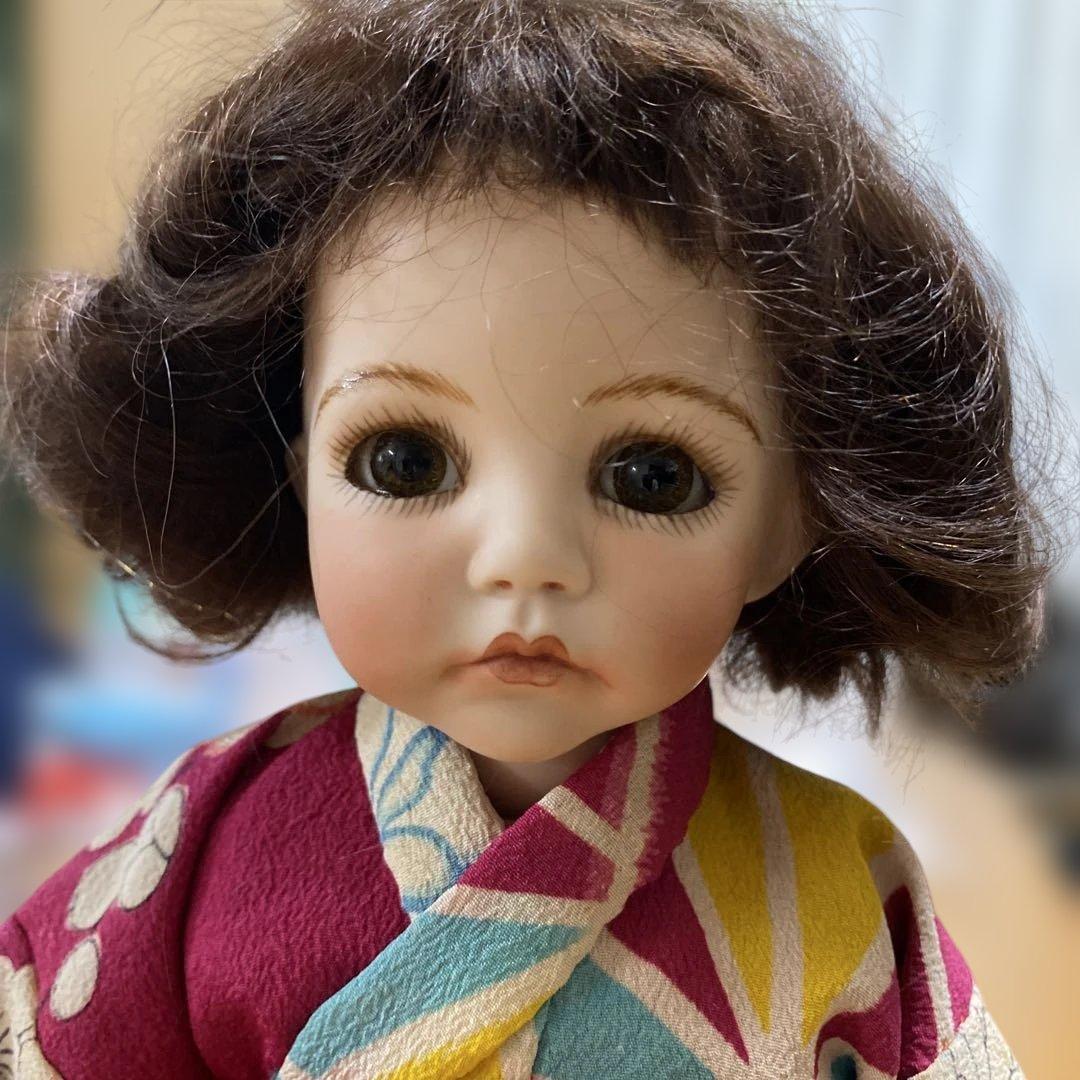 カラフルな花柄着物の陶器人形