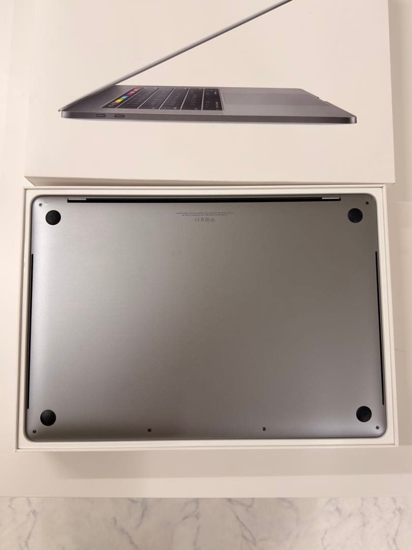 15インチMacBook Pro シルバー Touch Bar付き