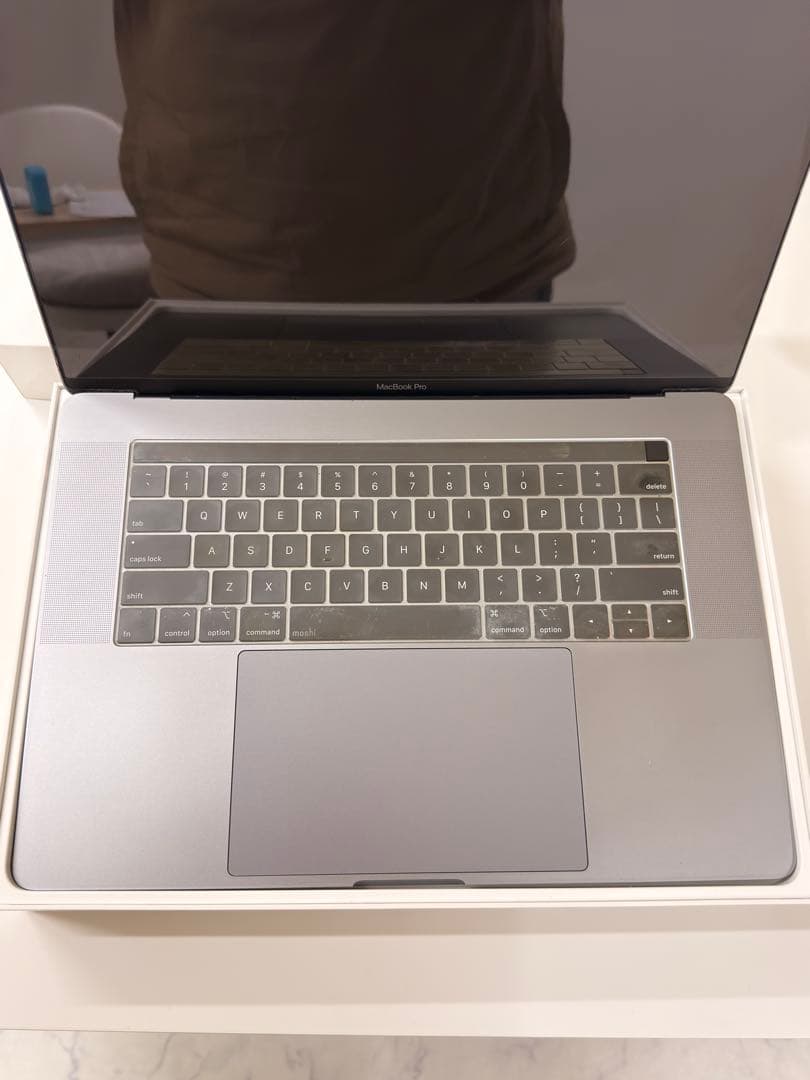 15インチMacBook Pro シルバー Touch Bar付き