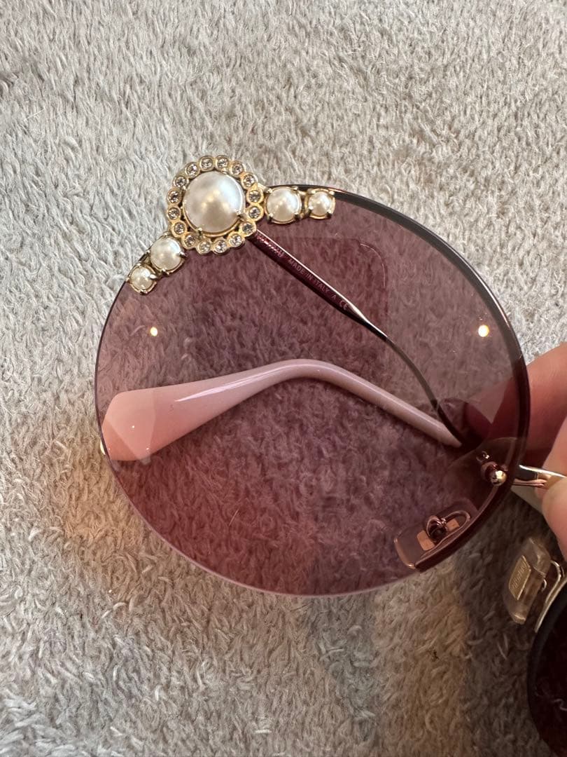 miu miu マニエール パール付きラウンドサングラス