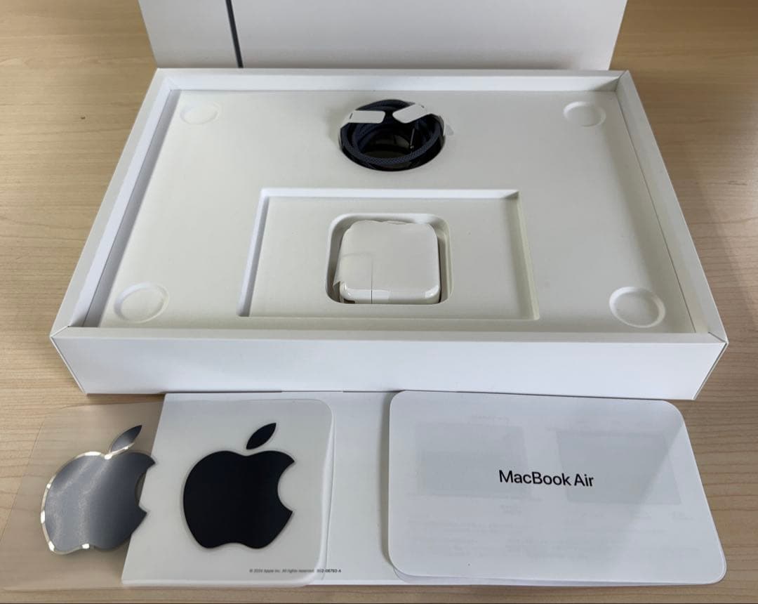 【良品】MacBook Air M2 8GB/256GBミッドナイト おまけ付
