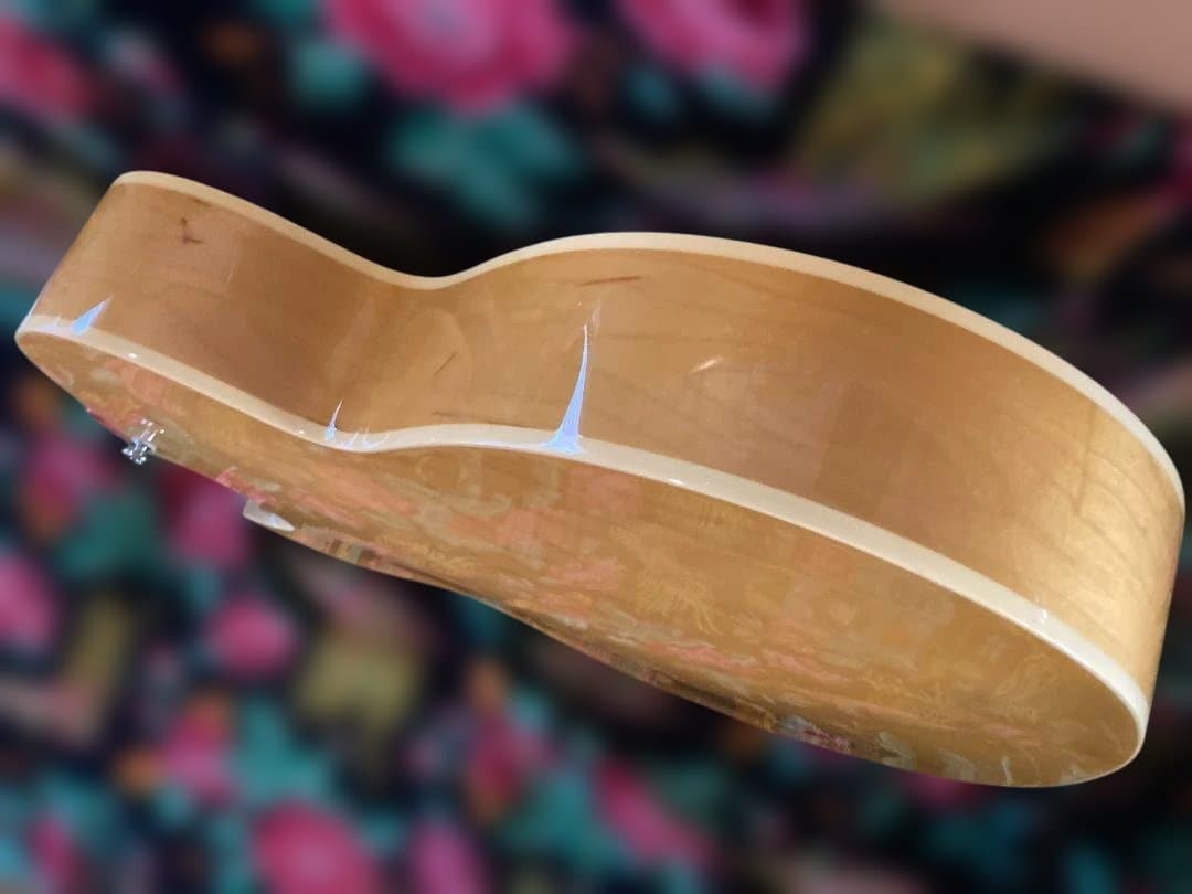 マ*エ様 Archtop Tribute AT-102