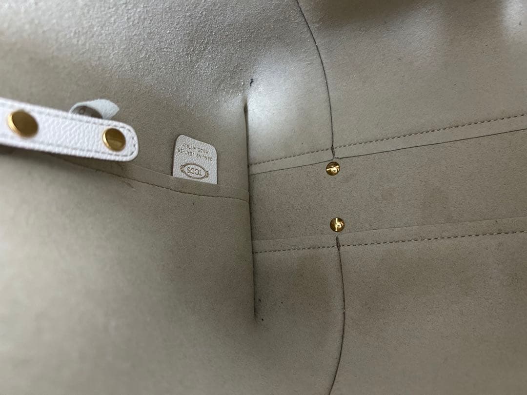 人気色 ホワイト　Tタイムレス　レザーショッピングバッグミニ　トッズ　Tod’s