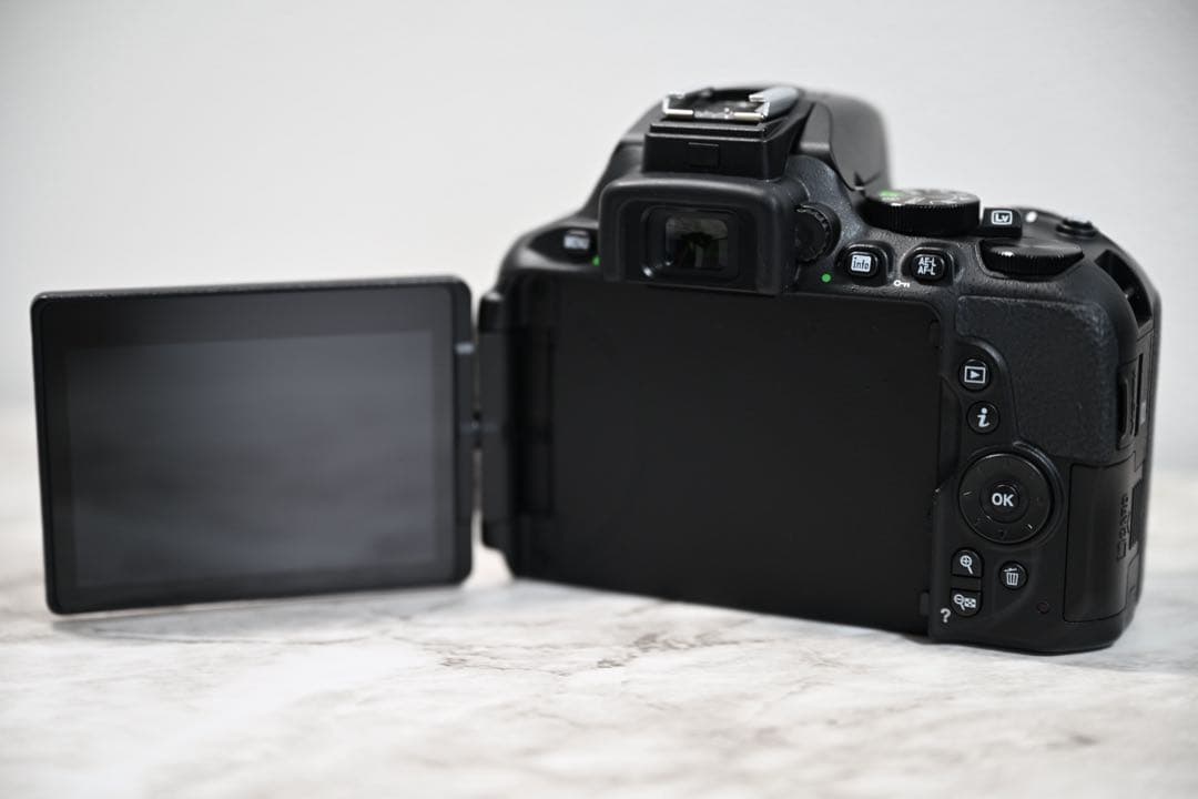 K*o様 Nikon D5600 VR ダブルズームキット (美品)