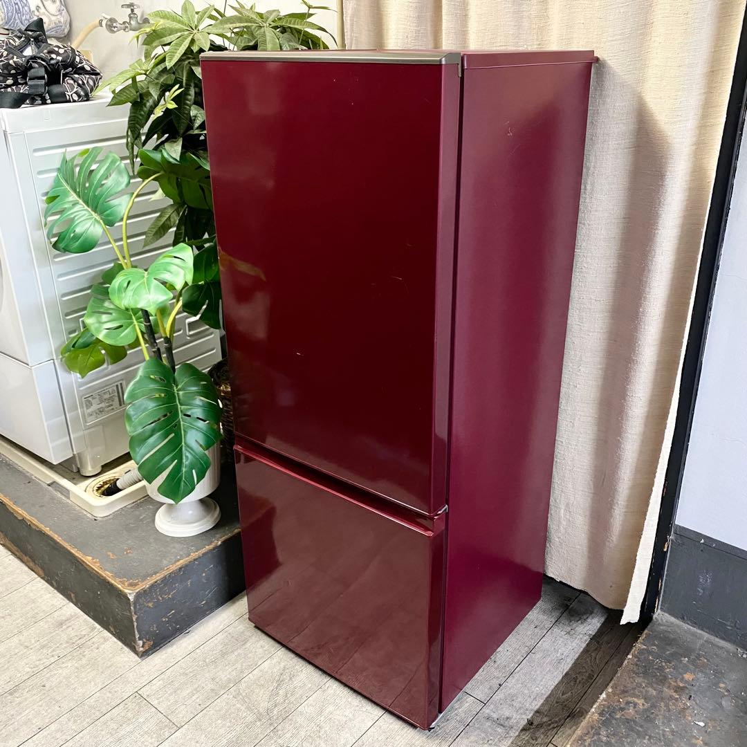 かたちはシンプルなのにワインレッドの派手さがイイ！2ドア冷凍冷蔵庫184L