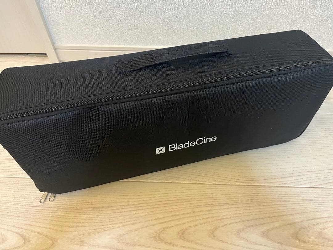 プロジェクタースクリーン 収納ケース付き 新品未使用BladeCine