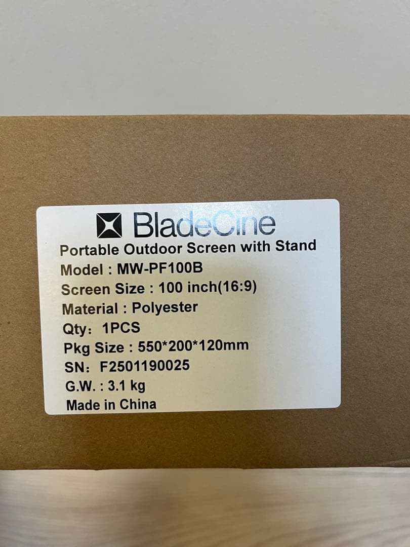 プロジェクタースクリーン 収納ケース付き 新品未使用BladeCine