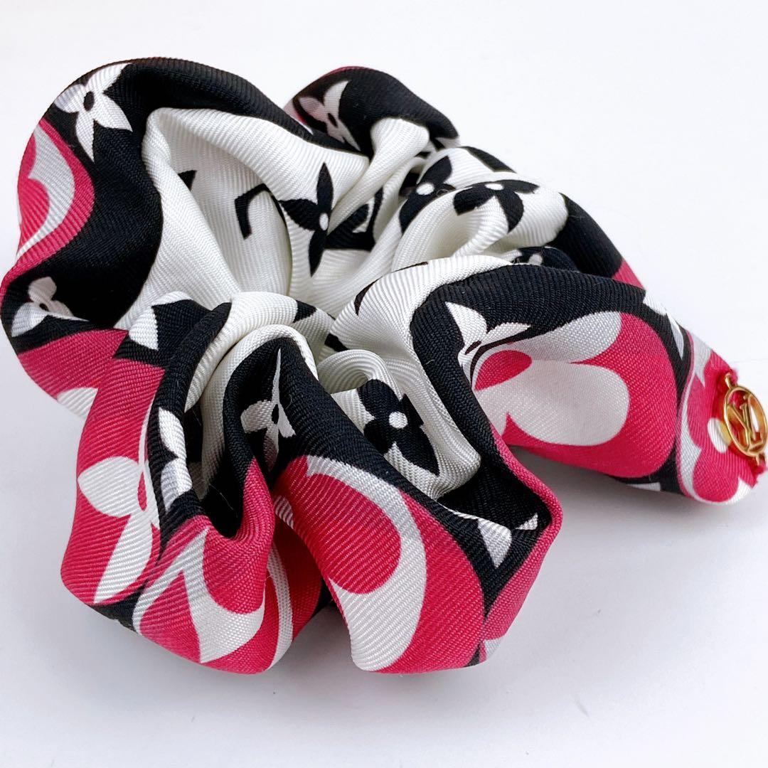 美品 VUITTON シュシュ モノグラム マルチカラー ロゴ金具