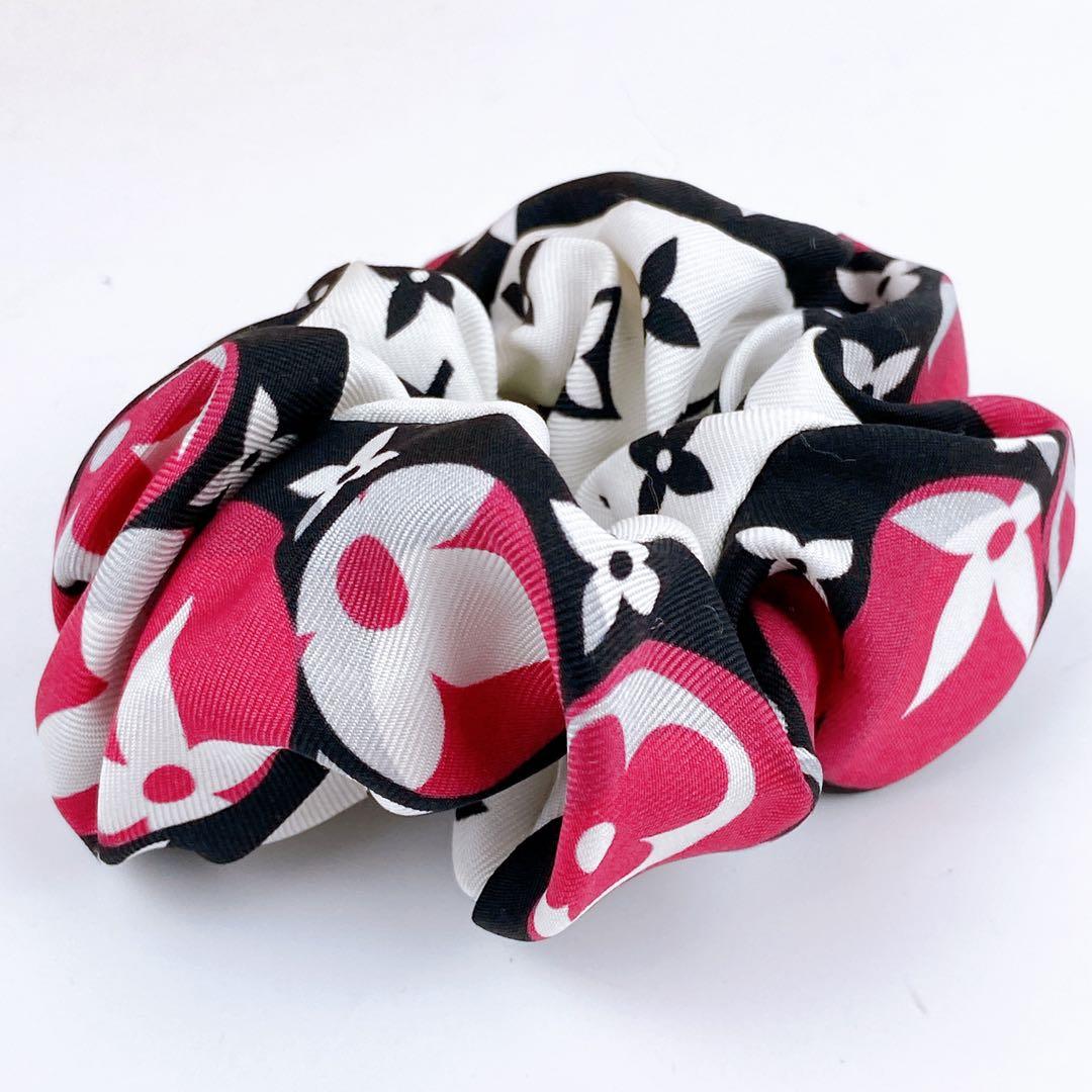 美品 VUITTON シュシュ モノグラム マルチカラー ロゴ金具