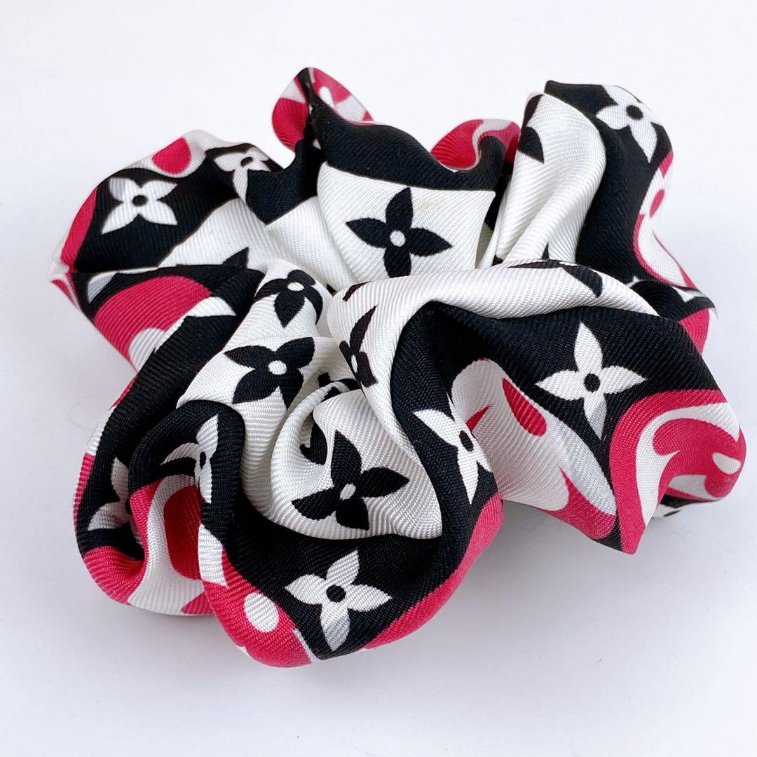 美品 VUITTON シュシュ モノグラム マルチカラー ロゴ金具