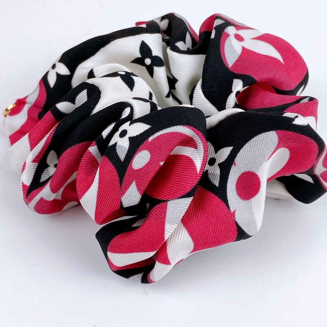 美品 VUITTON シュシュ モノグラム マルチカラー ロゴ金具