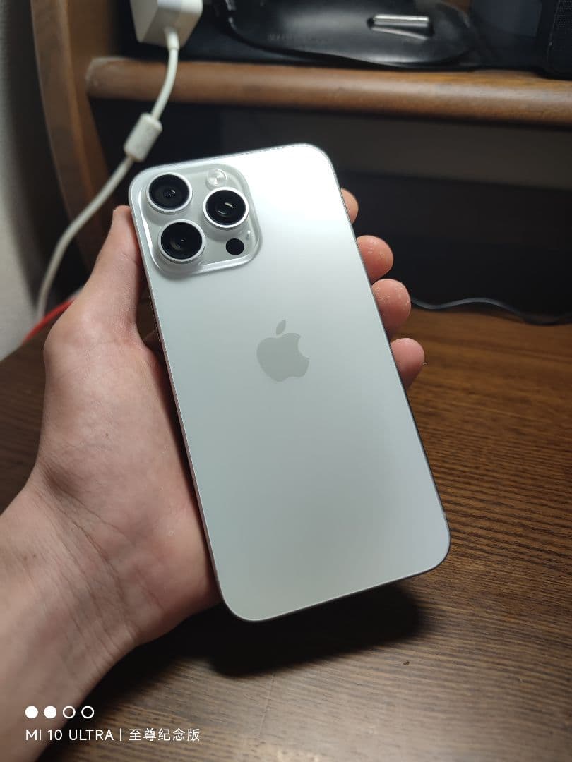 傷ありApple iPhone 15 Pro Max ホワイトチタニウム本体のみ