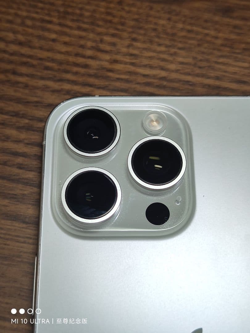 傷ありApple iPhone 15 Pro Max ホワイトチタニウム本体のみ