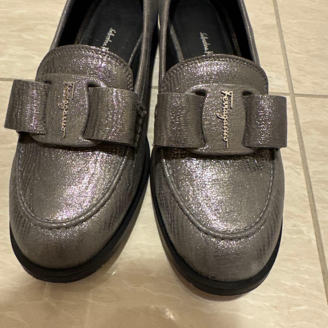 【美品レア】Ferragamo モカシン/ローファー リボン シルバー 25.5