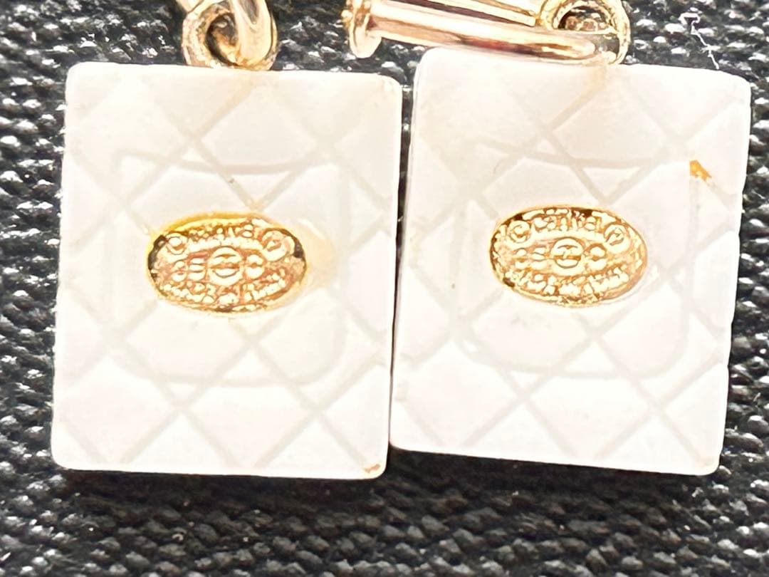 CHANEL スクエア型ピアス ホワイト/ブック　ヴィンテージ