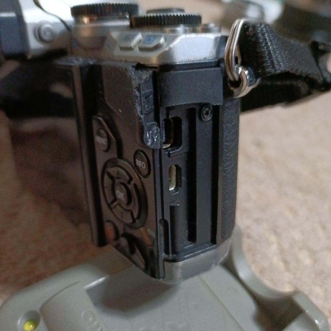 OLYMPUS OM-D E-M10 レンズなし 傷だらけ