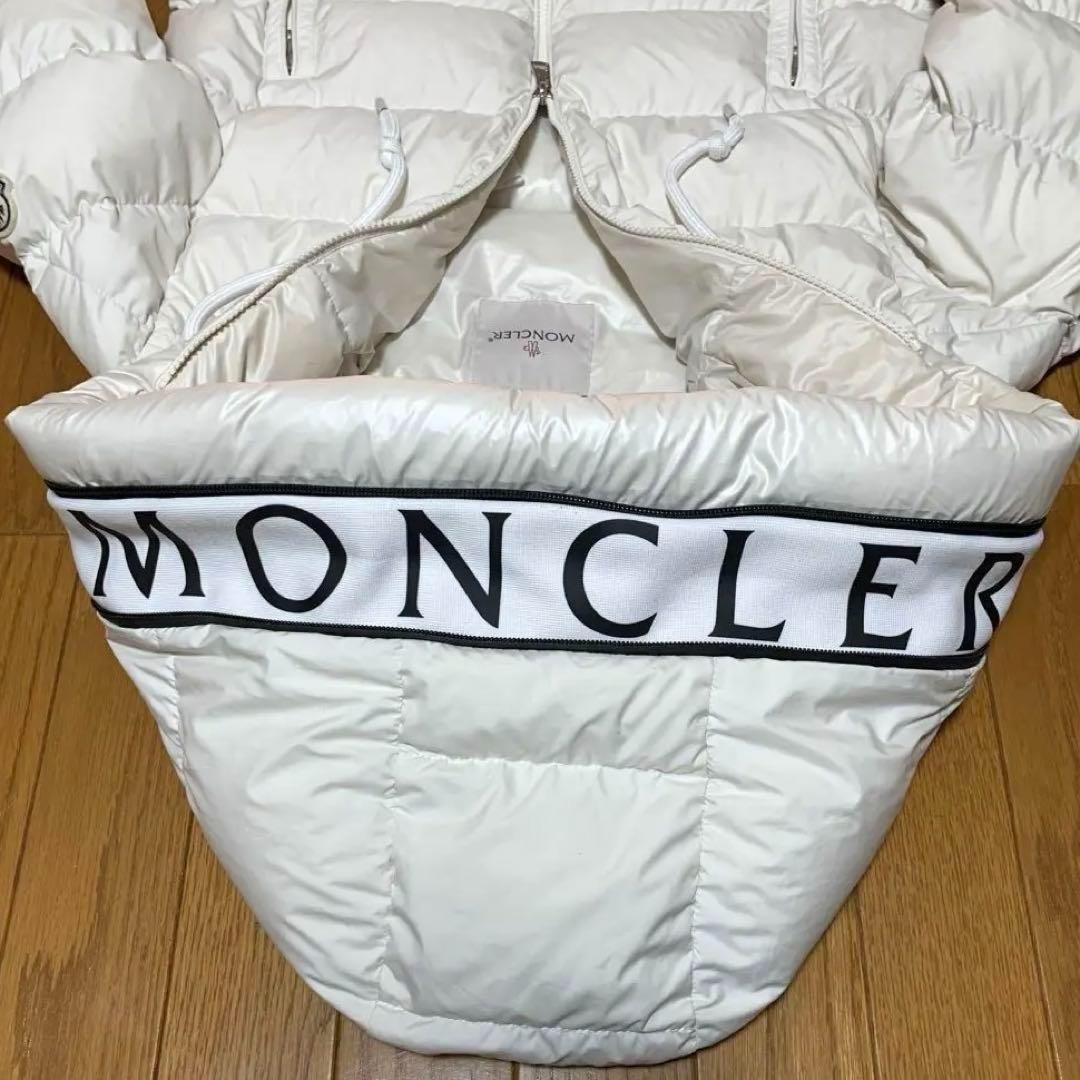 モンクレール ホワイトのフード付きダウンジャケット
