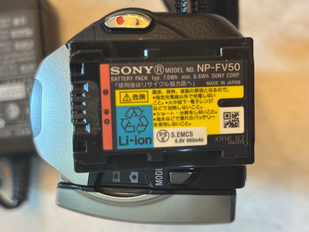 【美品】SONY HDR-CX560V ハンディカム ビデオカメラ シルバー
