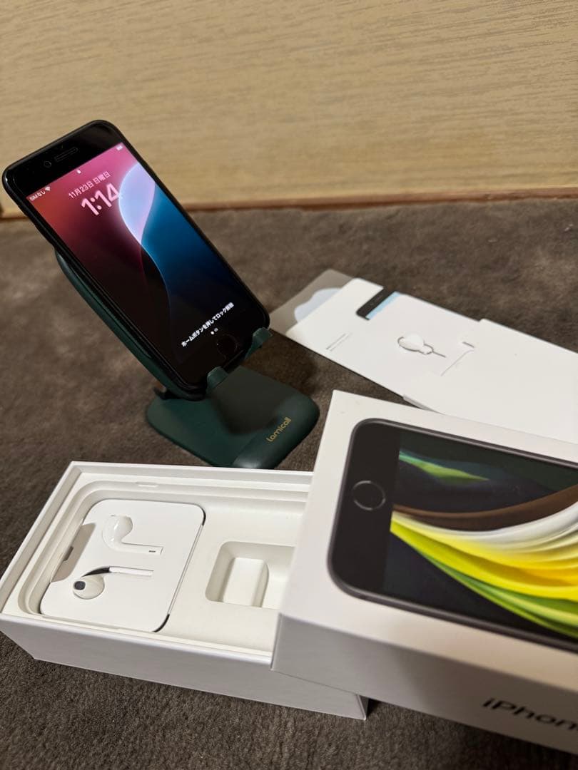 iPhone SE (第2世代) ブラック 64GB SIMロックあり