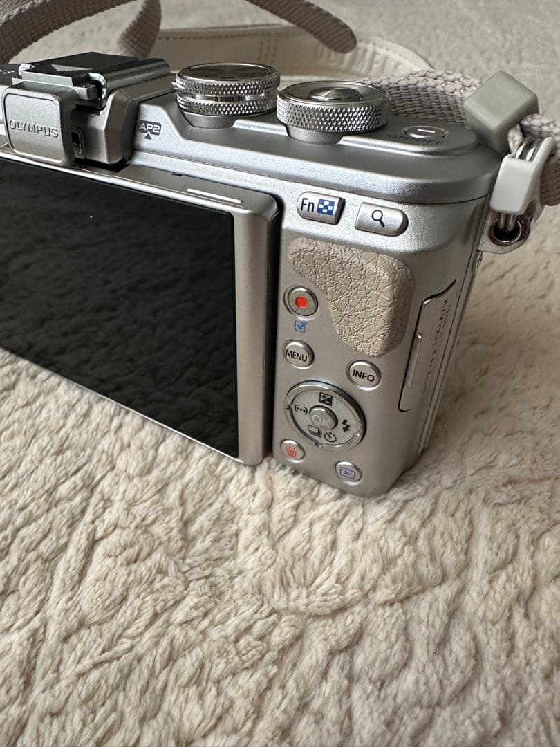 OLYMPUS PEN E-PL8ホワイト ミラーレス一眼