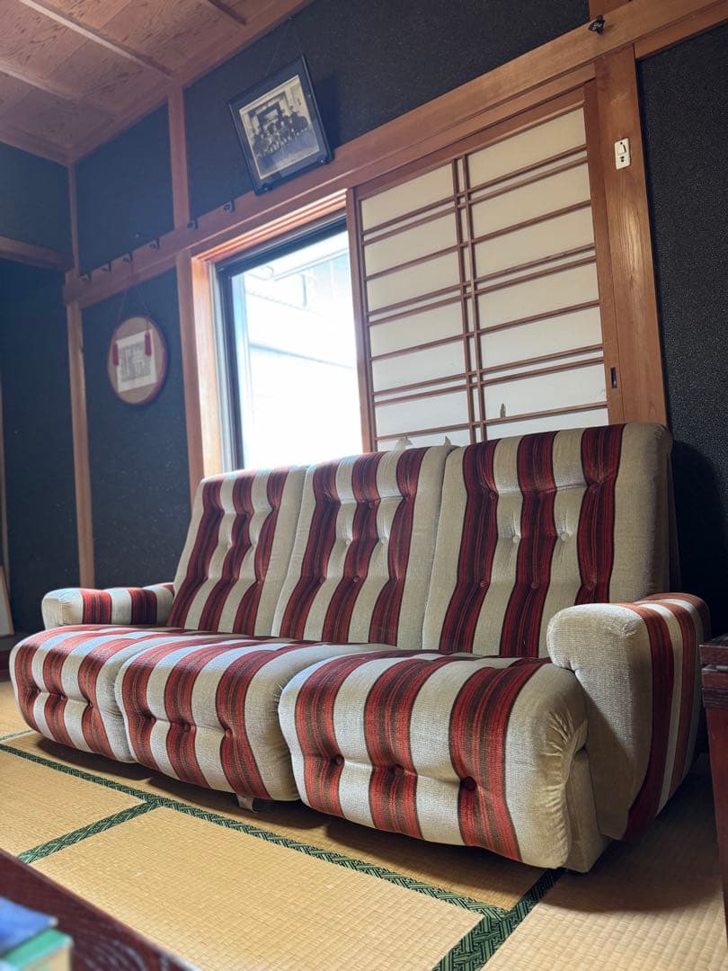 3人掛けソファ 赤とベージュストライプのレトロなソファ