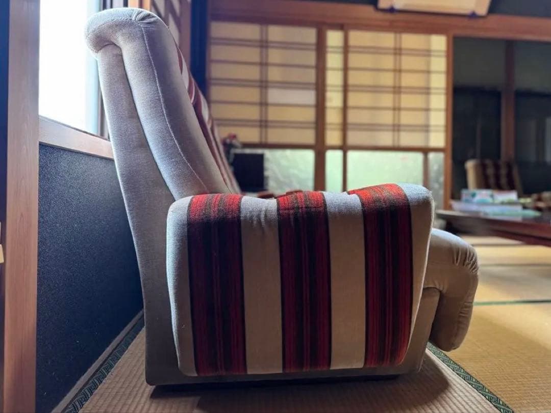 3人掛けソファ 赤とベージュストライプのレトロなソファ