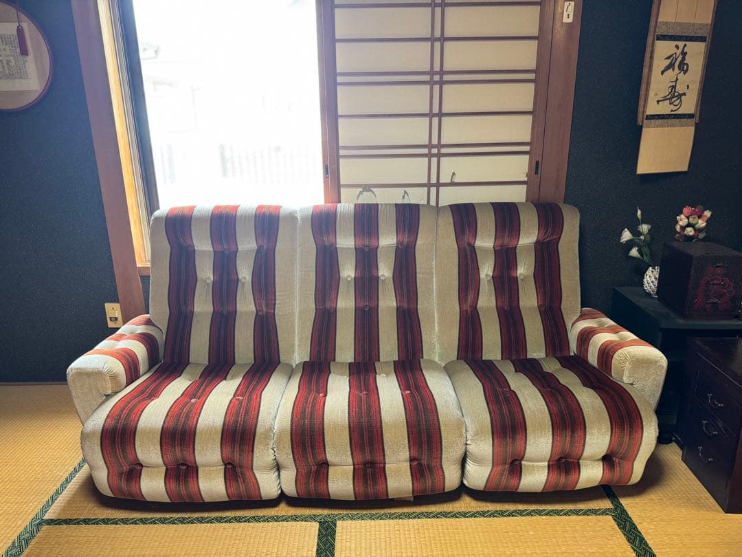 3人掛けソファ 赤とベージュストライプのレトロなソファ