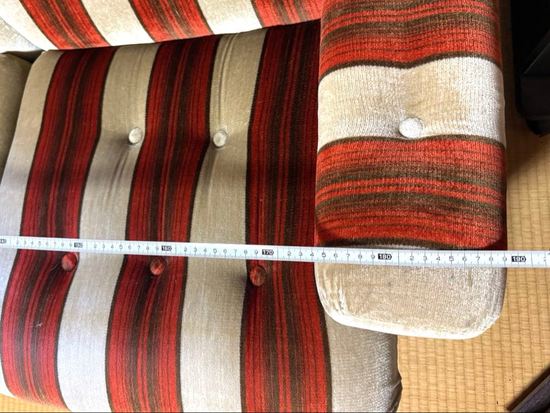 3人掛けソファ 赤とベージュストライプのレトロなソファ