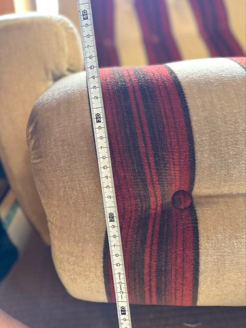 3人掛けソファ 赤とベージュストライプのレトロなソファ