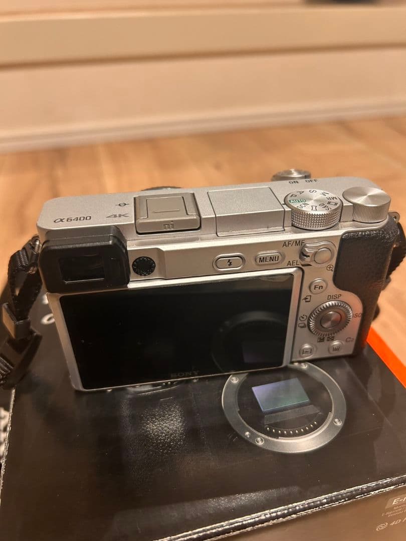 人気のシルバー色カメラ　SONY α6400 ミラーレス一眼カメラセット