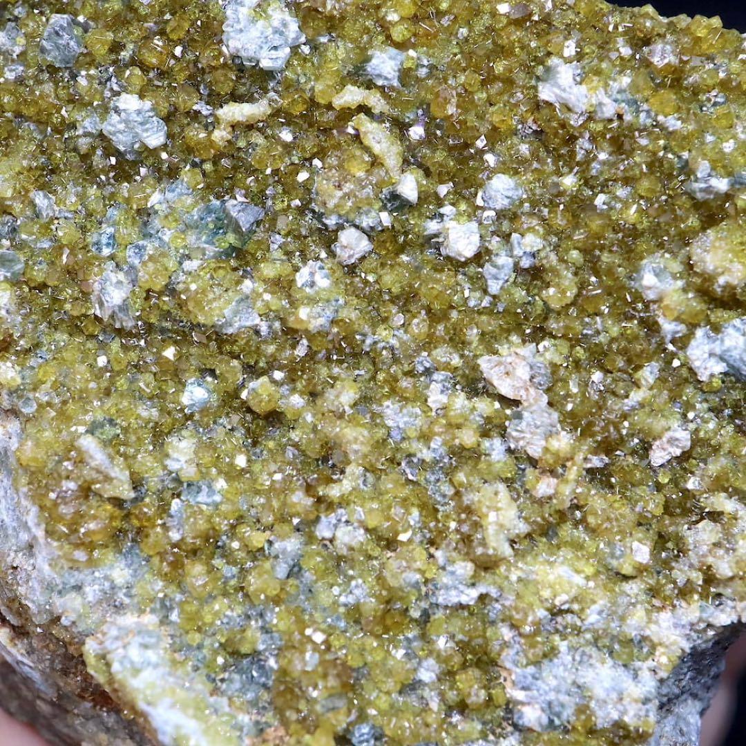 トパゾライト + クリノクロア ガーネット 灰鉄柘榴石 410g AND092