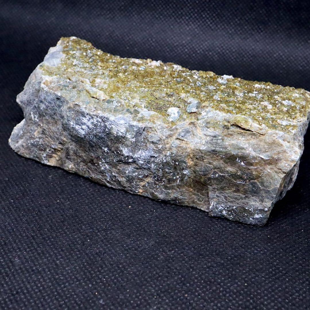 トパゾライト + クリノクロア ガーネット 灰鉄柘榴石 410g AND092