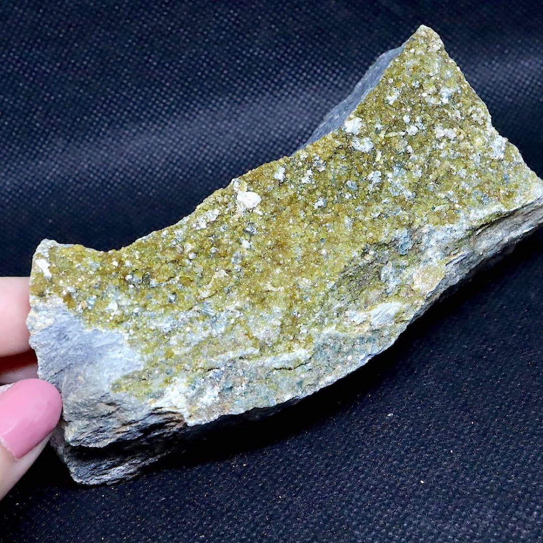 トパゾライト + クリノクロア ガーネット 灰鉄柘榴石 410g AND092